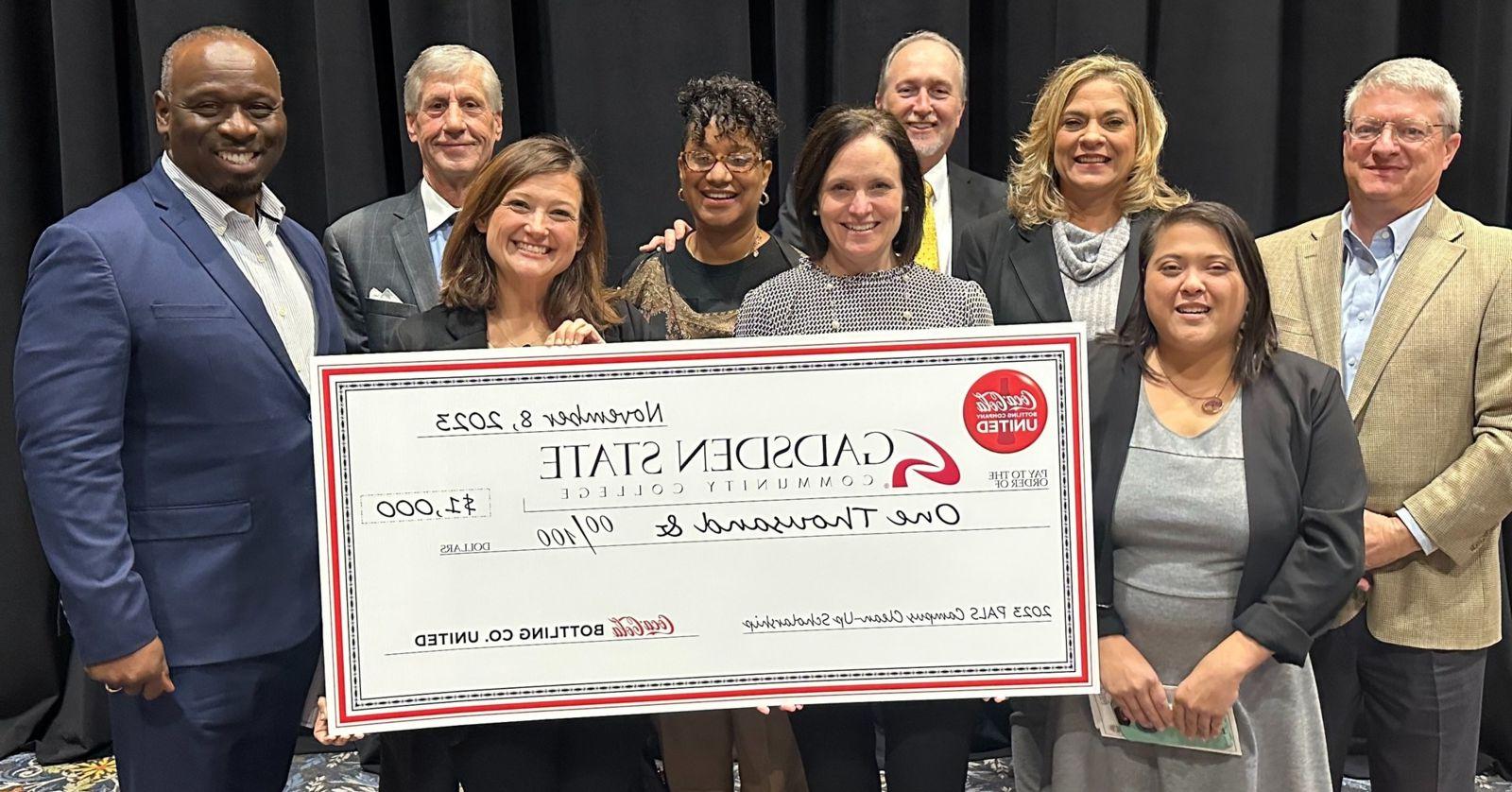 左起为安迪·布里顿, director of Public Affairs and Communications for Coca-Cola UNITED; Vanessa Cothran, a recent graduate who spearheaded the Don’t Drop It on Alabama project; Lynn Patterson, director of Student Activities; David Patterson, 成人教育副校长, Special Projects and System Initiatives for the 阿拉巴马社区学院系统; Misti Morgan, administrative assistant in Student Services; Angela Tillis, an advisor in  Student Support Services at Gadsden State; Jennifer Buchanan, administrative assistant in Student Services; Spencer Ryan, executive vice president of Alabama PALS; and Ricky Tillis, 他是十大正规赌平台平台山谷街校区的主任.