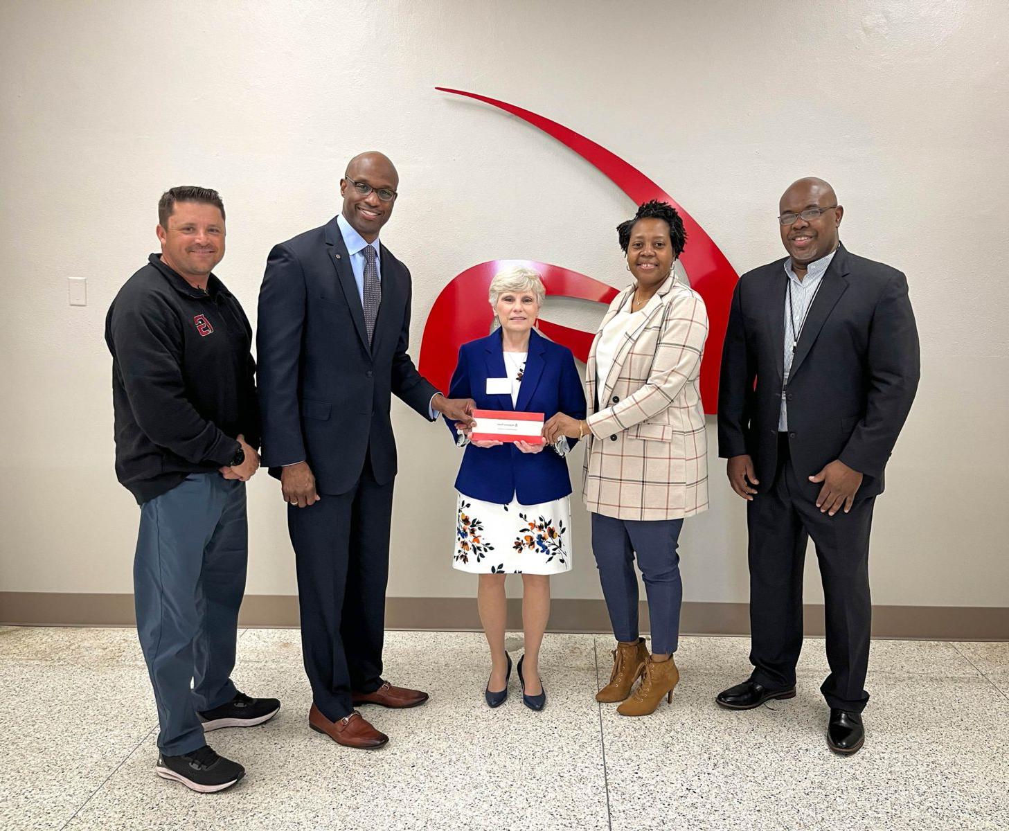 : A check for $50,000 was presented to Dr. Kathy Murphy, middle, president of Gadsden State, and to Blake Lewis, far right, athletic director. Pictured are, 从左, Spencer Williams, community relations manager in Etowah County; Dana McFarland, community relations manager in Calhoun County; and Terry Smiley, vice president of Alabama Power’s Eastern Division.